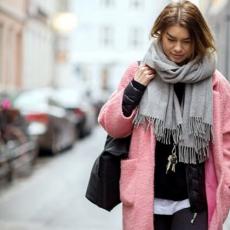 8 стильных образов, с чем носить розовое пальто