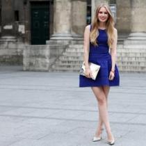 С чем носить синее платье: принципы подбора аксессуаров