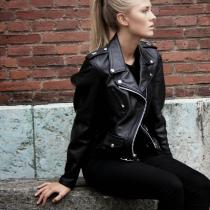 Kadın deri motorcu ceketi: hangisini seçmeli, ne giymeli, nereden satın alınmalı?