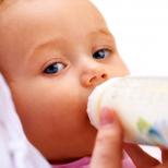 यदि बच्चे को बोतल से दूध पिलाया जाता है, तो पहले पूरक भोजन में प्रवेश करना