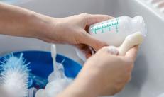 Стерилизуем бутылочки для новорождённых в домашних условиях: микроволновка, мультиварка