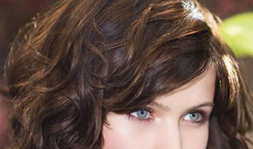 Islak saçların etkisi: farklı uzunluklar için şekillendirme seçenekleri