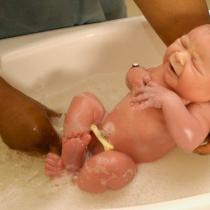 Yeni doğmuş bir bebek evde ilk kez nasıl yıkanır, video