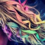 बालों का रंग बदलने के लिए क्रेयॉन का चयन और सही ढंग से उपयोग करना बालों के लिए रंगीन क्रेयॉन